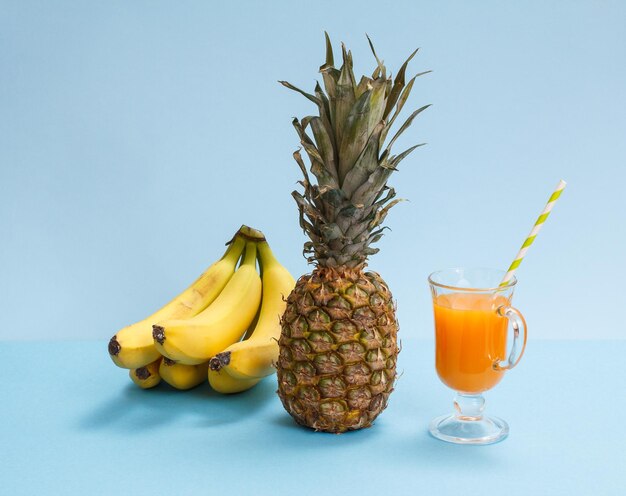 Natuurlijke samenstelling van tropisch fruit Verse ananasbananen en glas vruchtensap