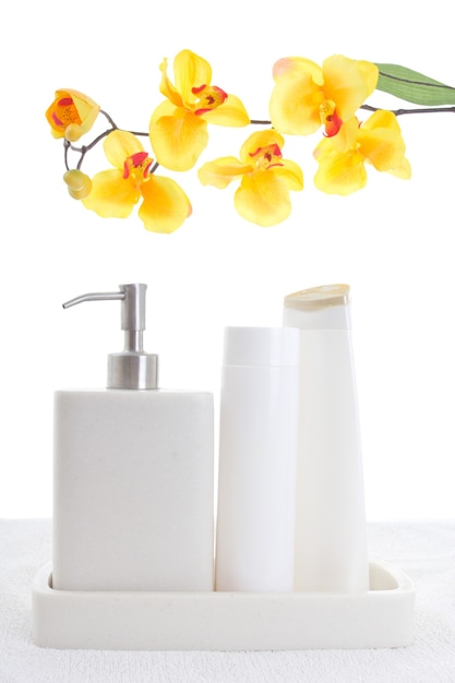 Natuurlijke shampoo, conditioner en zeep met bloemen