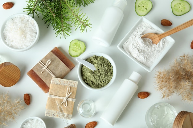 Natuurlijke spa cosmetica op witte achtergrond, bovenaanzicht