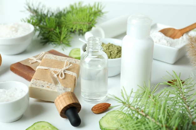 Natuurlijke spa cosmetica op witte achtergrond, close-up