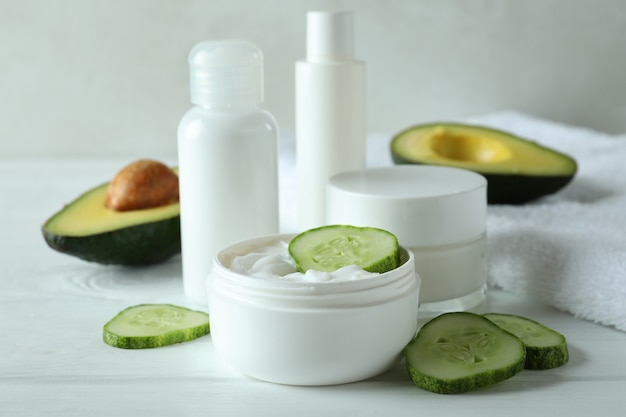 Natuurlijke spa-cosmetica op witte houten tafel