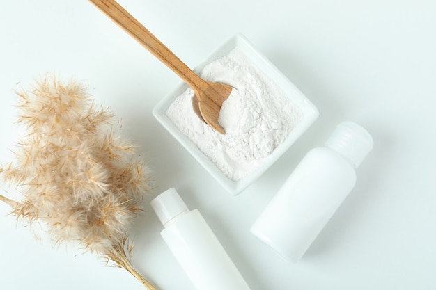 Natuurlijke spa-cosmetica op witte tafel, bovenaanzicht