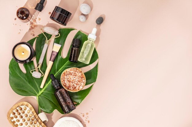 Foto natuurlijke spa-cosmetische producten achtergrond samenstelling met flessen essentiële oliën zeezoutcrème