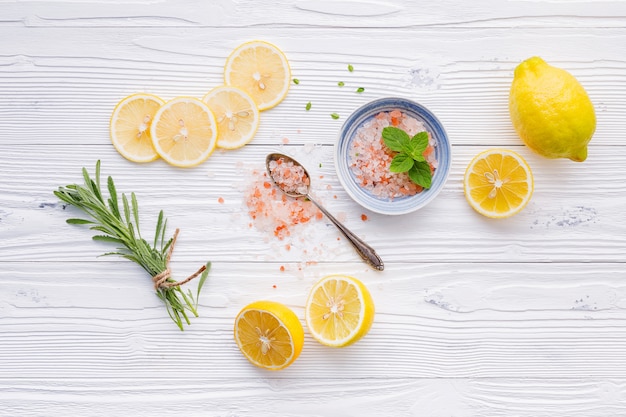 Natuurlijke spa-ingrediënten en bodyscrub.