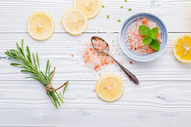 Natuurlijke spa-ingrediënten en bodyscrub.