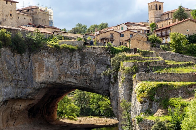 Natuurlijke stenen brug gemaakt door de Nela rivier Puentedey Burgos Spanje