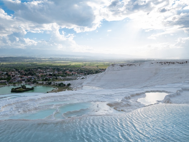 Natuurlijke travertijnpools in pamukkale.