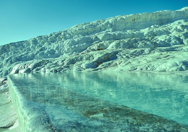 Natuurlijke travertijnzwembaden in pamukkale