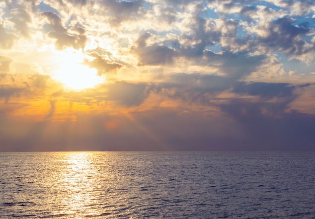 Natuurlijke tropische zonsondergang op de zee met dramatische wolken.