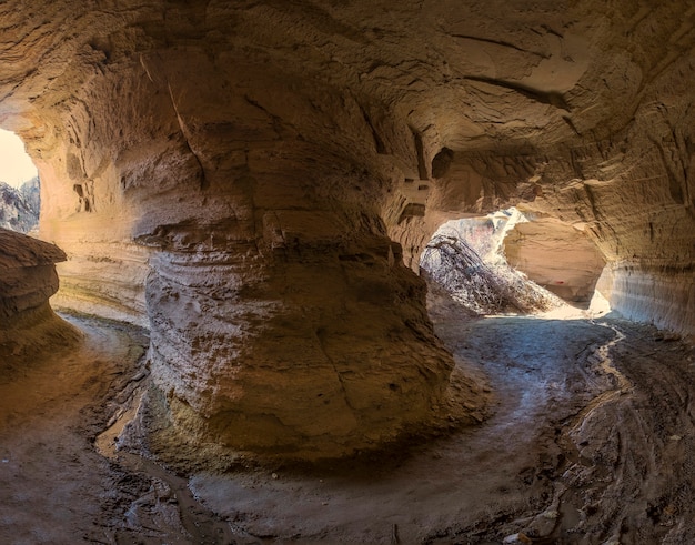 Natuurlijke tunnels en grotten in de rode vallei van Cappadocië, Turkije met de weg erin