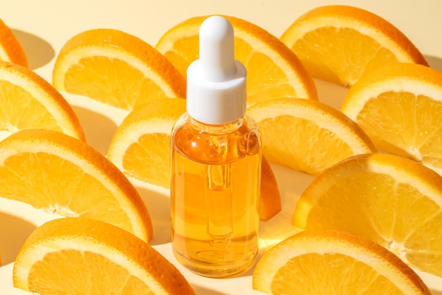 Natuurlijke vitamine C serum huidverzorging essentiële olieproducten fles vitamine C serume met verse sappige sinaasappel fruit schoonheidsproduct branding mockup