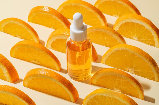 Foto natuurlijke vitamine c serum huidverzorging essentiële olieproducten flesje vitamine c serum met verse sappige sinaasappelvruchten plakjes beauty product branding mockup