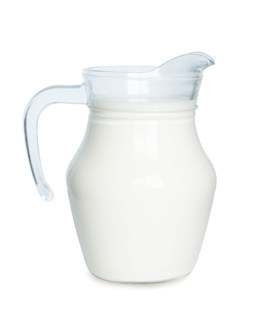 Natuurlijke volle melk in een kruik geïsoleerd op een witte achtergrond.