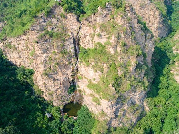 Natuurlijke waterval in de bergvallei in Minyun Beijing China