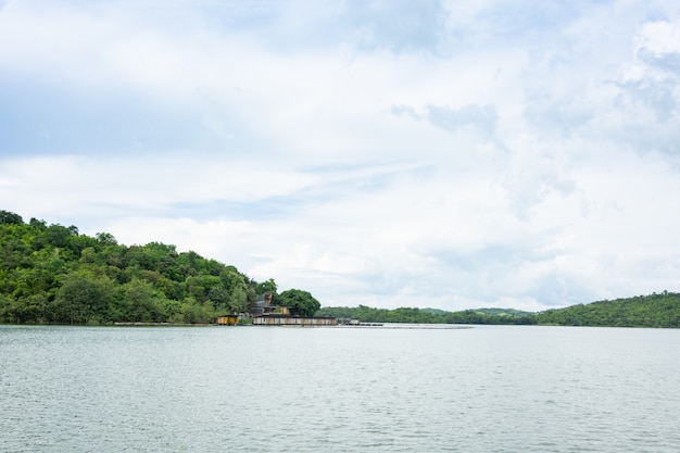 Natuurlijke weergave rivier en berg