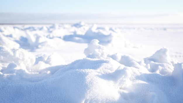 Natuurlijke winterachtergrond van sneeuw die op de grond valt