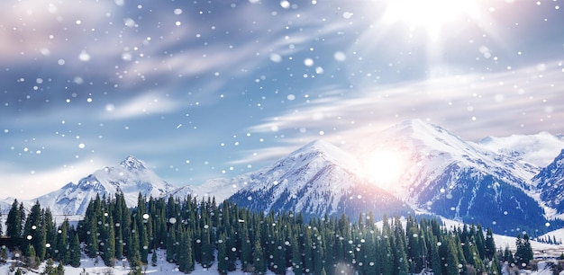 Natuurlijke winterkerstachtergrond met prachtige berg en lucht