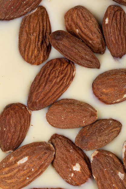 Natuurlijke witte melkchocolade met geroosterde hele amandelen