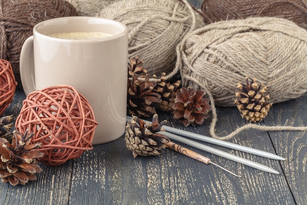 Natuurlijke wol voor breien op tafel