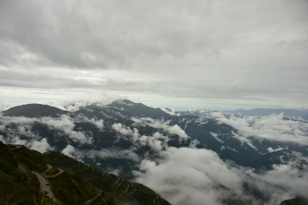 Natuurlijke wolken en mist