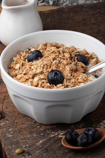 Natuurlijke wrongel met granola bosbes en honing Healthy food concept