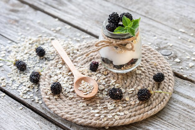 Natuurlijke yoghurt. gemaakt van natuurlijke producten met toevoeging van bramen en munt.