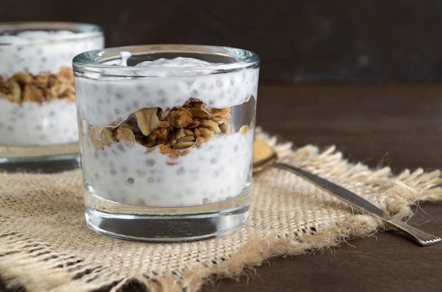 Natuurlijke yoghurt met Chia-zaden en muesli.