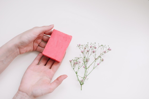 Natuurlijke zeep en bloemen spa biologische zeep op witte achtergrond