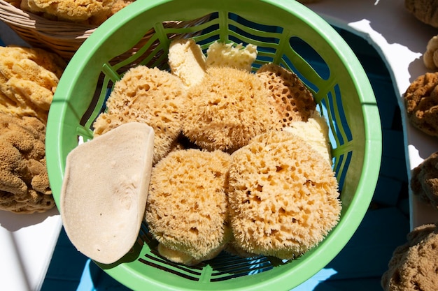 Natuurlijke zeesponzen verkocht op een Griekse markt