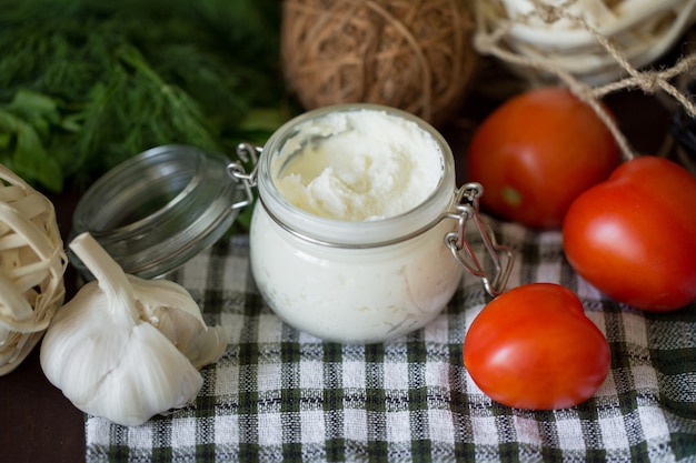 Natuurlijke zelfgemaakte kaas in een glazen pot. Gezond eten.