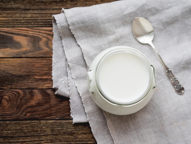 Natuurlijke zelfgemaakte yoghurt in een glazen pot