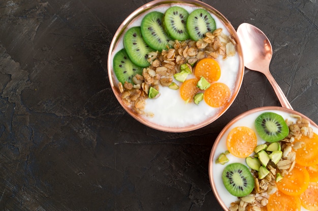 Natuurlijke zelfgemaakte yoghurt met gemalen kers op een houten tafel.