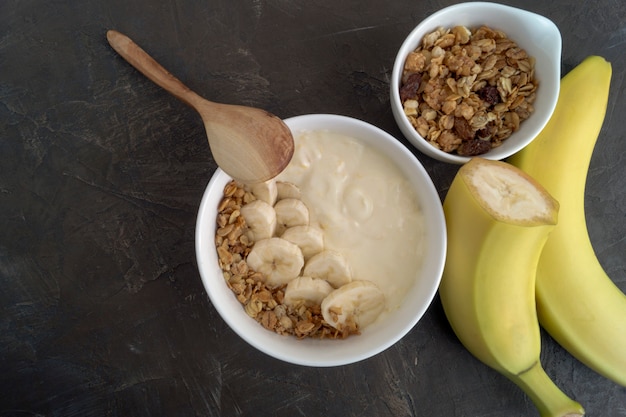 Natuurlijke zelfgemaakte yoghurt met muesli en banaan.