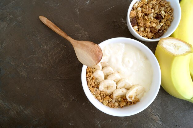 Natuurlijke zelfgemaakte yoghurt met muesli en banaan.