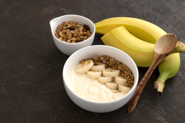 Natuurlijke zelfgemaakte yoghurt met muesli en banaan.