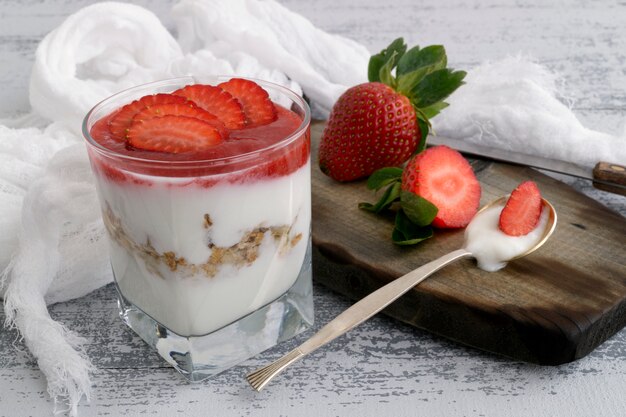 Natuurlijke zelfgemaakte yoghurt op een lichte achtergrond.