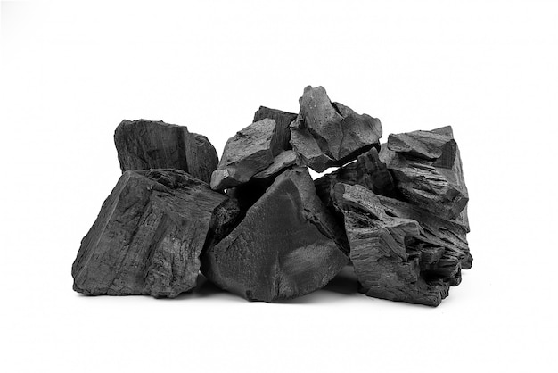 Natuurlijke zwarte houten houtskool die op witte achtergrond wordt geïsoleerd.