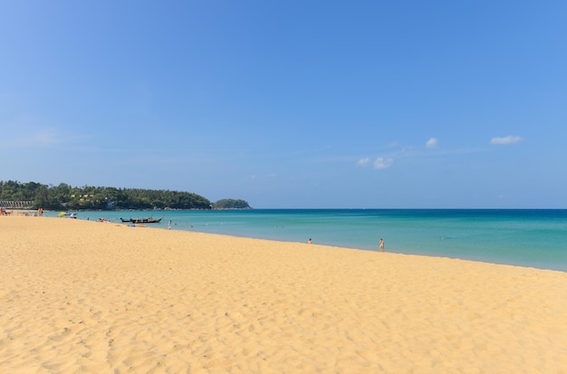 Natuurscène tropisch strand en blauwe lucht in Karon-strand Phuket Thailand