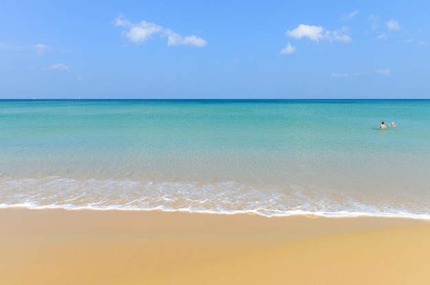 Natuurscène tropisch strand en blauwe lucht in Karon-strand Phuket Thailand