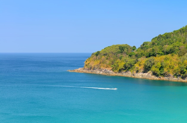 Natuurscène tropisch strand en blauwe lucht op het eiland Phuket, Thailand