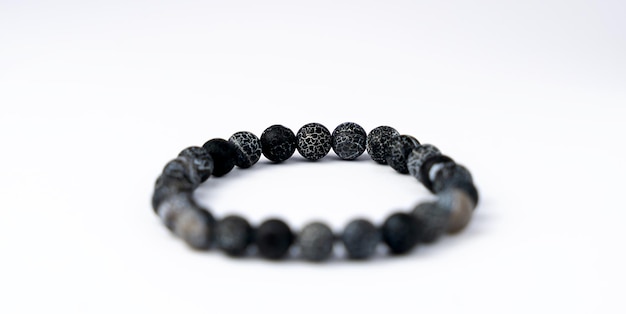 Natuursteen armband op witte achtergrond Closeup