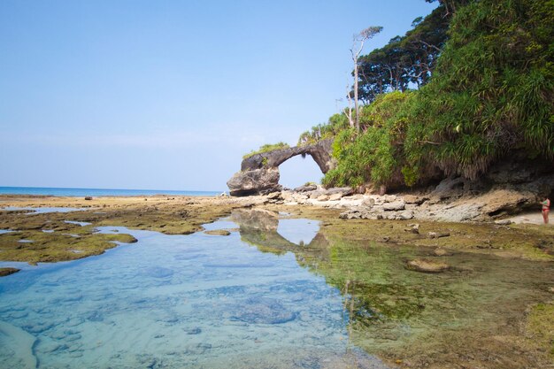 Foto natuursteenbrug aan de kust, neil-eiland, andamanen en nicobaren, india