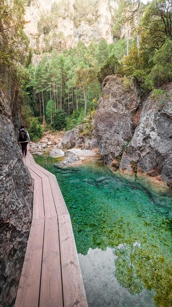 Natuurverkenning Jonge vrouw Trekking door Beceite Gorges op een perfecte dag in Teruel Aragon