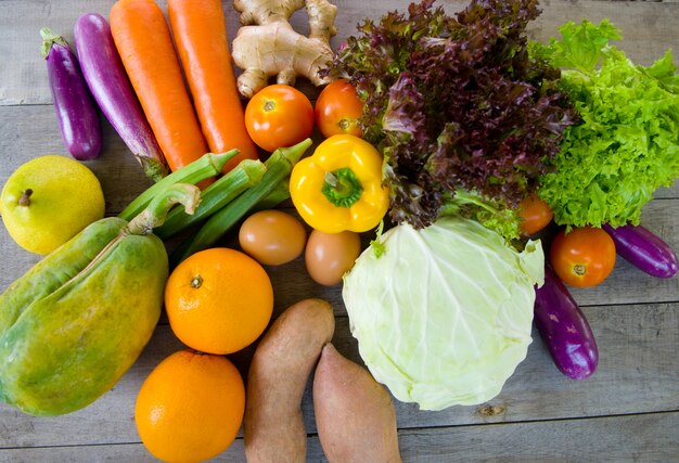 Natuurvoeding op een houten achtergrond