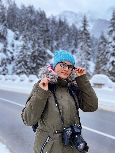 Natuurvrouw landschapsfotograaf in warme kleding die foto's maakt. DSLR-camera. Slovenië