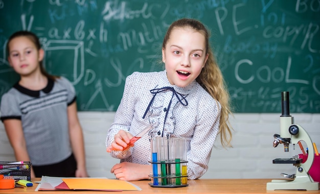 Natuurwetenschappen Schoolklassen Biologie- en scheikundelessen Observeer chemische reacties Chemische reactie veel spannender dan theorie Meisjes werken chemisch experiment Educatief experiment