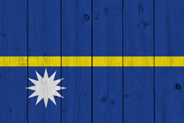 古い木の板に描かれたナウルの国旗