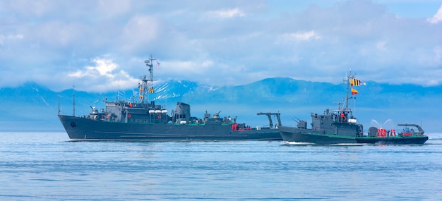 アバチャ湾の海軍掃海艇