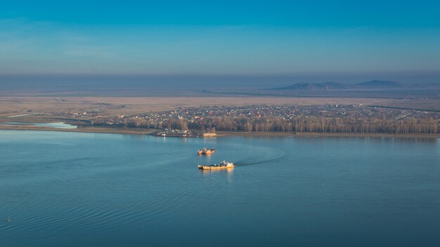 Navi navali sul fiume danubio a galati, romania