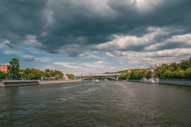 Navigatie op de Moskou-rivier. Prachtig uitzicht op Moskou. Boogbrug over de Moskou-rivier. Rusland.